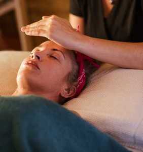 Re-sourceetvous solution stress Lille massage hypnose reiki tete femme avec main au dessus qui envoie reiki